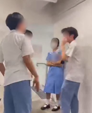 男生被摑後摸着臉。網片截圖