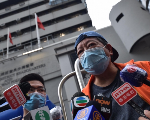 李卓人獲保釋後離開長沙灣警署。
