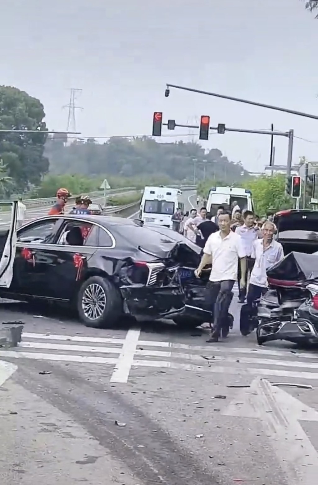 四川貨車衝入婚車隊致連環相撞。抖音@A瀘州同城跑跑小偉哥 四川貨車衝入婚車隊致連環相撞。抖音@A瀘州同城跑跑小偉哥