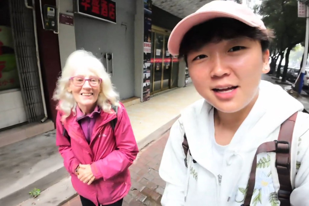 萧悦发动各地网民为Gill当导游。抖音@萧萧不悦