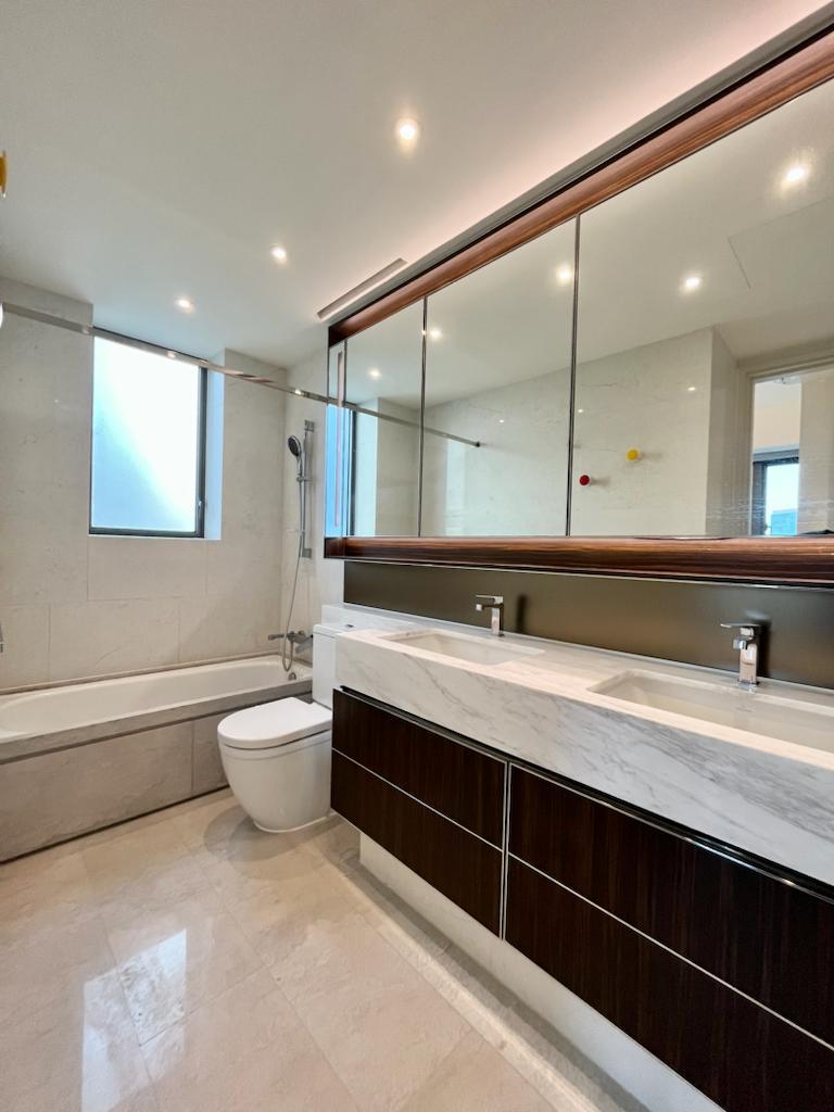 浴室设双洗手盘、浴缸及大镜柜，洁具齐全。