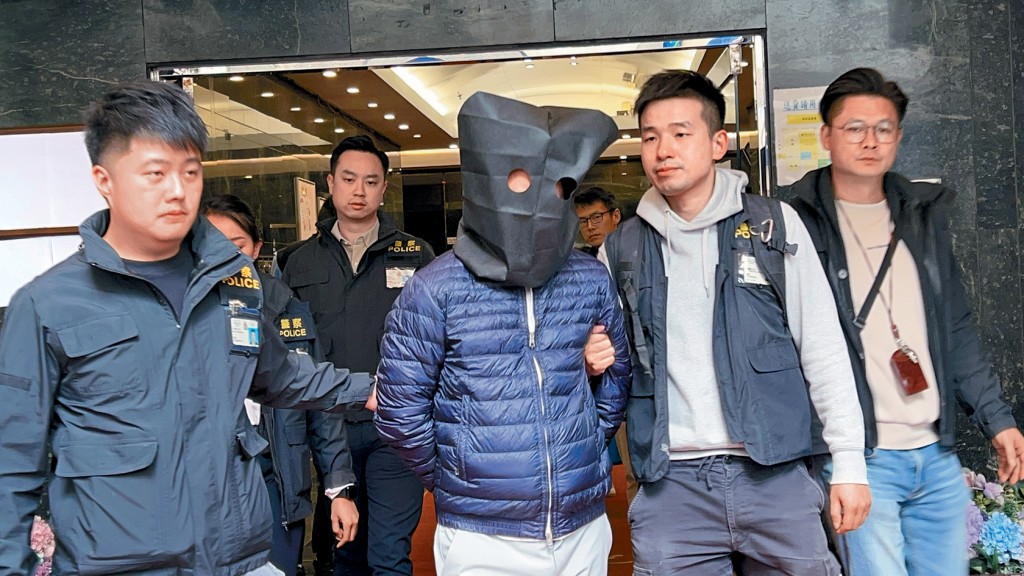 探員在涉事公司帶走姓侯被捕男子。