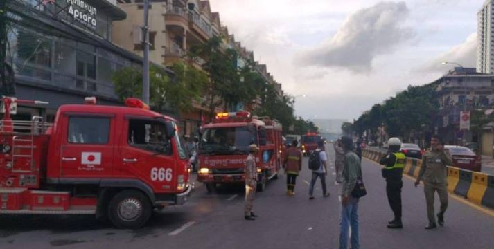 柬埔寨金邊一夜店昨日發生大火致8人身亡，其中一人為香港人。（《柬中時報》）