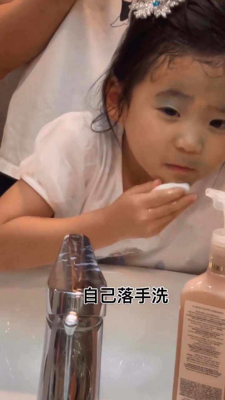 蔡明思大女Sersi在洗臉過程中,因無法清洗,一度崩潰。 蔡明思大女Sersi在洗臉過程中,因無法清洗,一度崩潰。