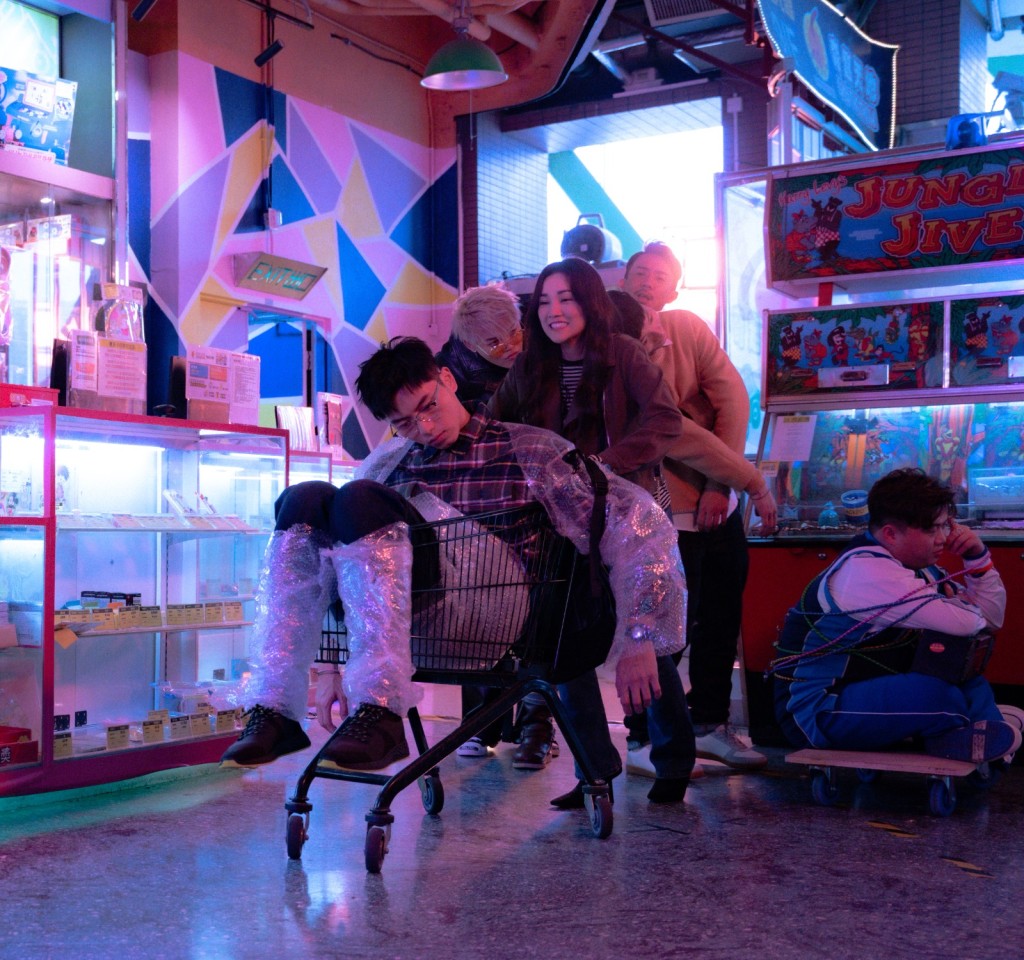 ERROR的新歌《愛情值日生》MV，搵謝安琪演出。