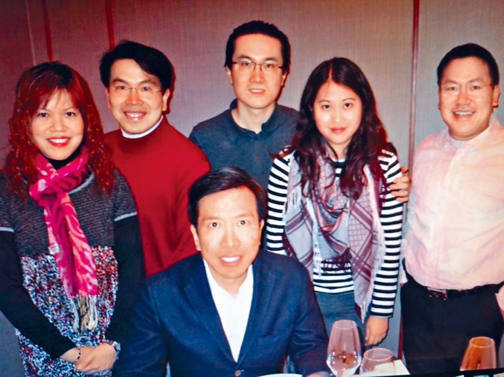 ■陈振聪与私生女（右二）及他的弟（右一、左二）妹（左）等合照。