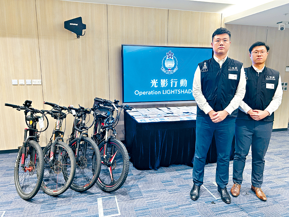 入境處特遣隊副指揮官梁梓聰(左)交代行動經過。