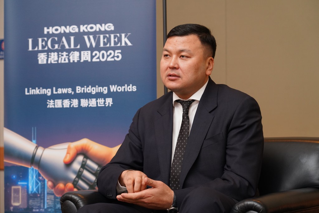 他認為香港是討論國際法、替代爭議解決的發展等議題的理想地方。 他認為香港是討論國際法、替代爭議解決的發展等議題的理想地方。