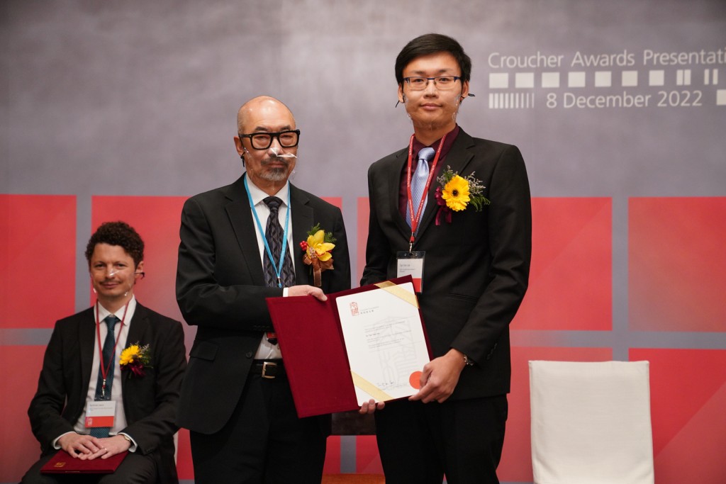 陈衍佐（右一）获颁今届「裘槎麦德华前瞻科研大奖」，他称利用奖金成立研究团队。 中大提供