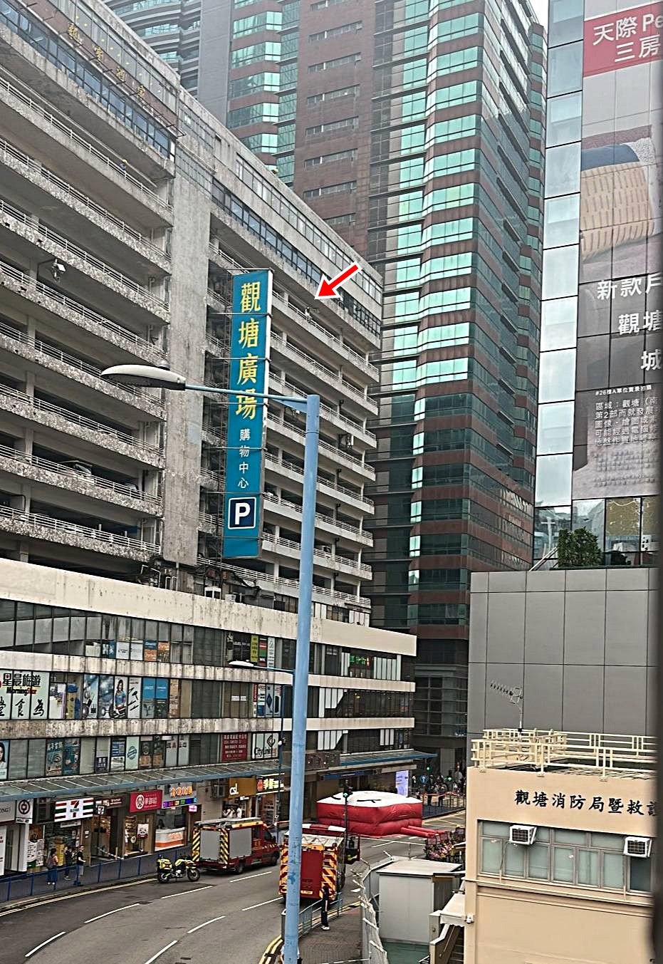 女子危站高處。劉漢權攝