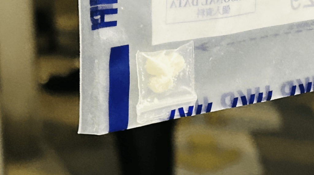 人員其後該私家車男司機身上檢獲約一克懷疑可卡因,總市值約一千二百元。蔡楚輝攝 人員其後該私家車男司機身上檢獲約一克懷疑可卡因,總市值約一千二百元。蔡楚輝攝