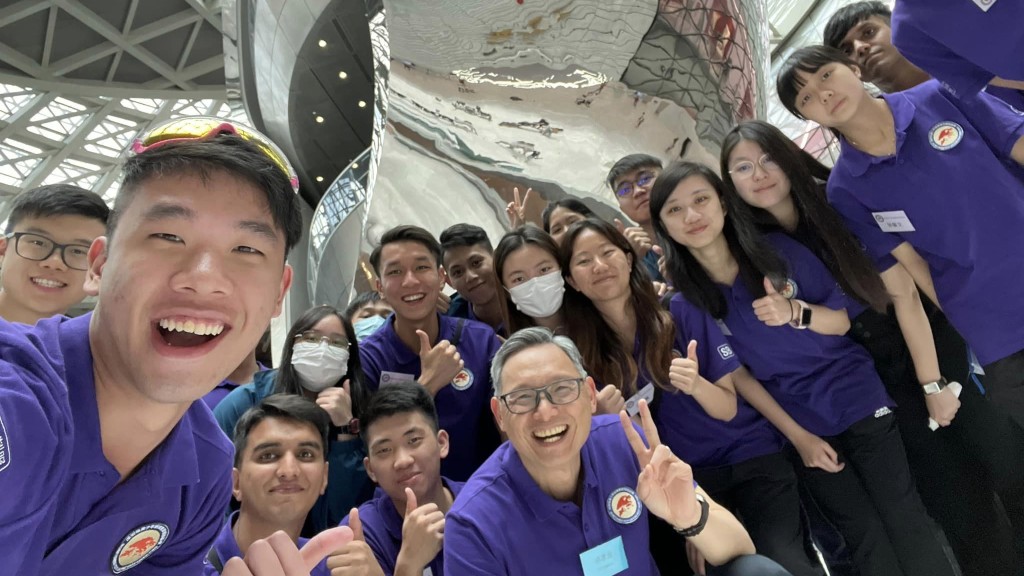 卓孝業今日帶領青少年制服團隊成員參觀國家電動車龍頭公司，大開眼界。保安局fb