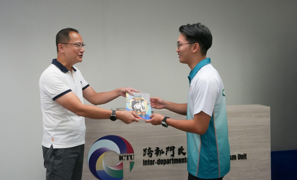 海關助理關長黃浩然安排Customs YES會員參觀全港首個以反恐為主題的安全社區體驗館。海關FB圖片