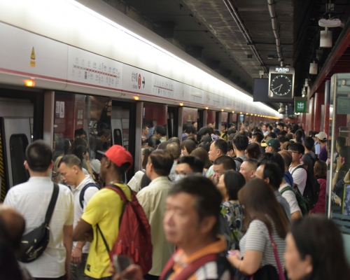 荃灣線往中環列車服務受阻。資料圖片