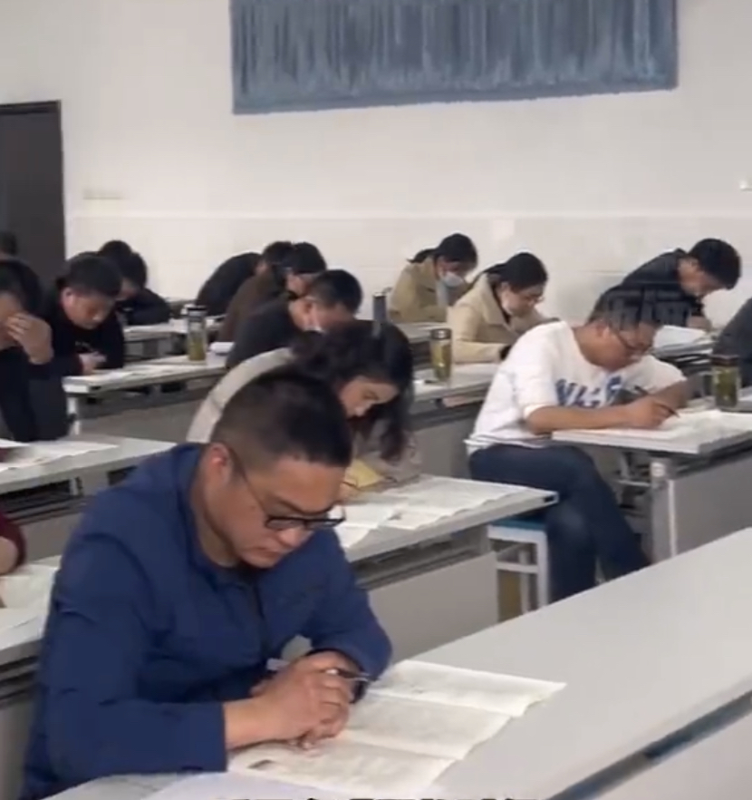 安徽六安中學70多名老師一起做全真模擬高考。
