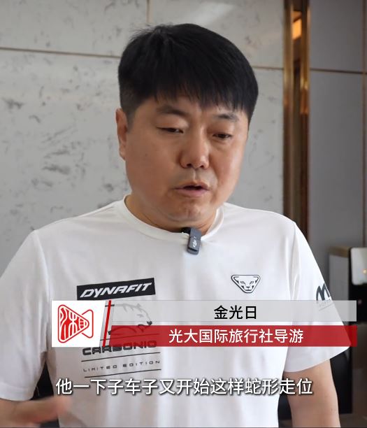 韓國旅客向蕭波家人送上錦旗，感謝蕭波昏迷前仍奮力保護乘客。抖音＠新湖南