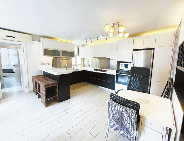 開放式廚房設計讓單位更具空間感，亦能邊煮飯邊與家人互動。