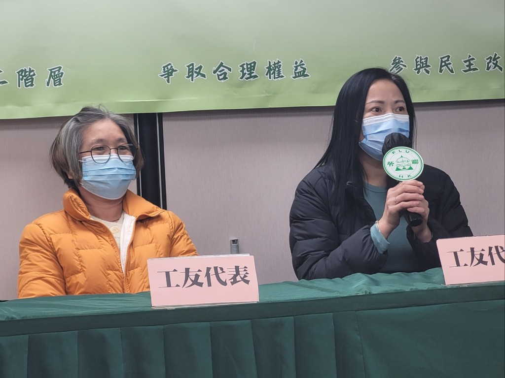 工友（左起：珍姐、菊姐）担心在垃圾徵费下误堕法网。赵克平摄