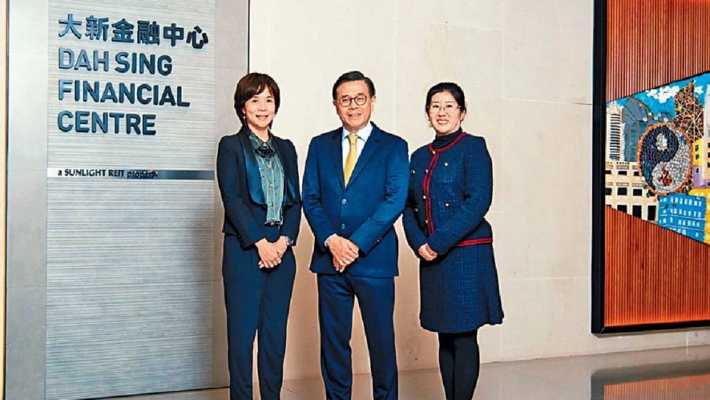 沈頌華(左一)表示，陽光房產短期內或更側重發展零售物業組合。