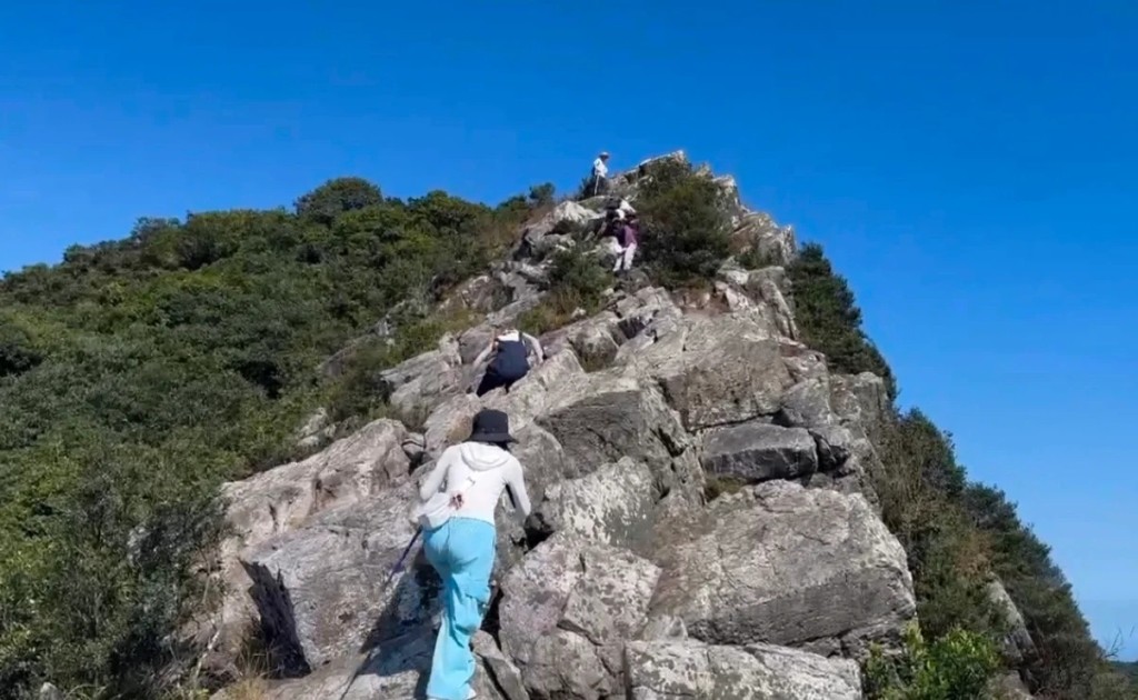排牙山龜仙石是深圳許多爬山客的挑戰目標。小紅書