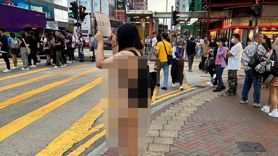 一名全祼女子在旺角街頭出現。