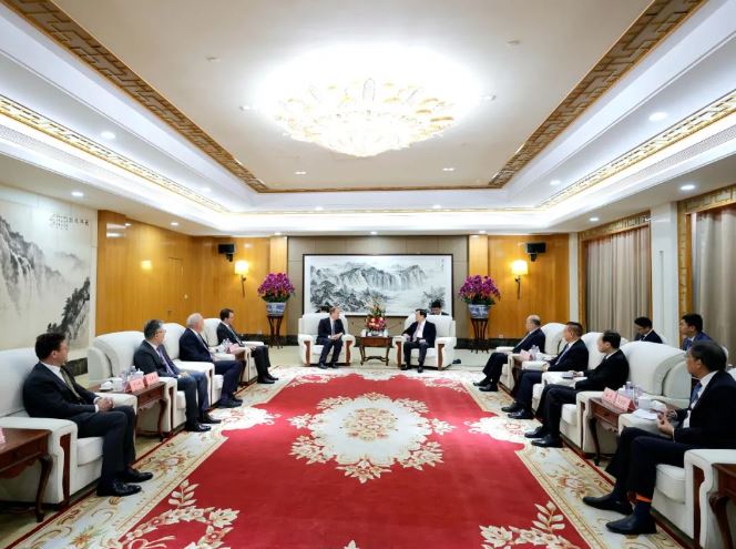 夏寶龍今日在深圳會見英國太古集團行政總裁施銘倫，中聯辦主任鄭雁雄及副主任劉光源亦有參加會見。。