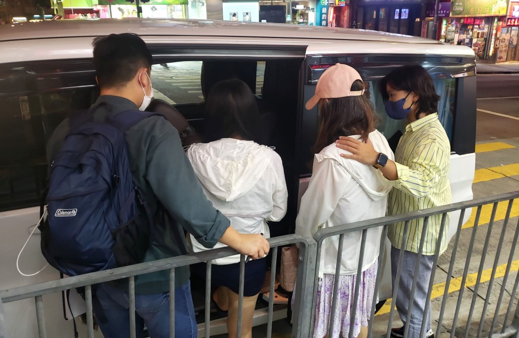 探員將被捕女子帶署調查。