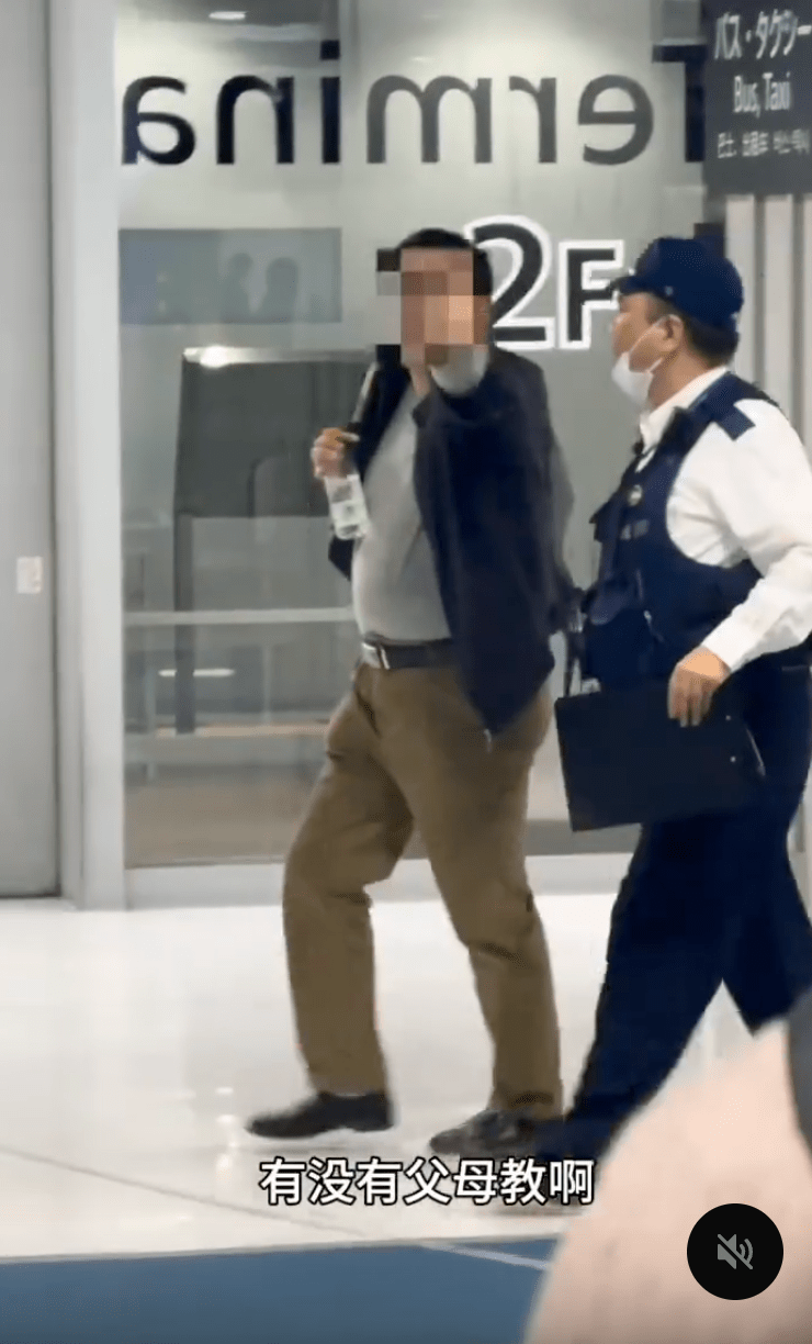 該男乘客被警察帶走時遭其他乘客批評，他疑似以不文手勢回應。Threads@sthantw