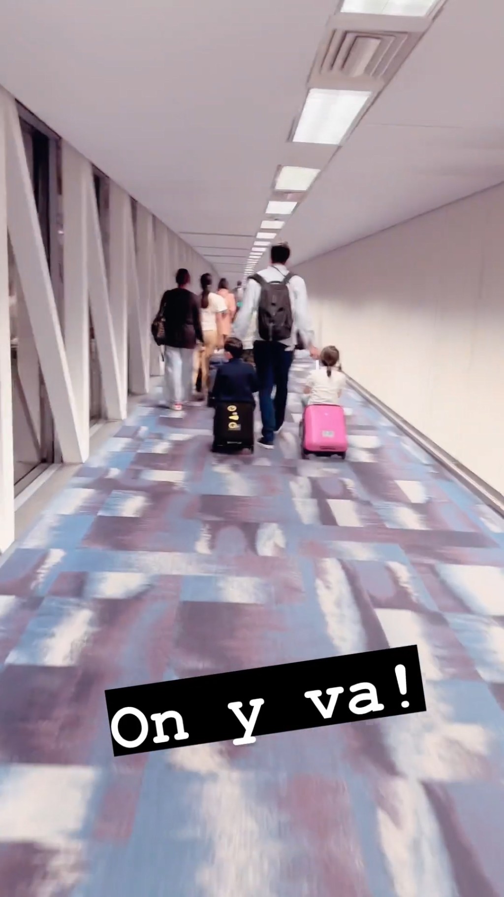 官恩娜之後貼出短片，一家人返法國放暑假，老公一個拖住兩個小朋友上機。