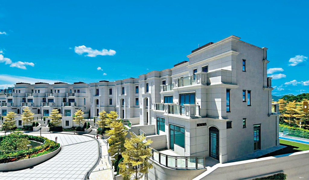 泓碧1號洋房昨以8800萬售出，呎價約2.65萬。