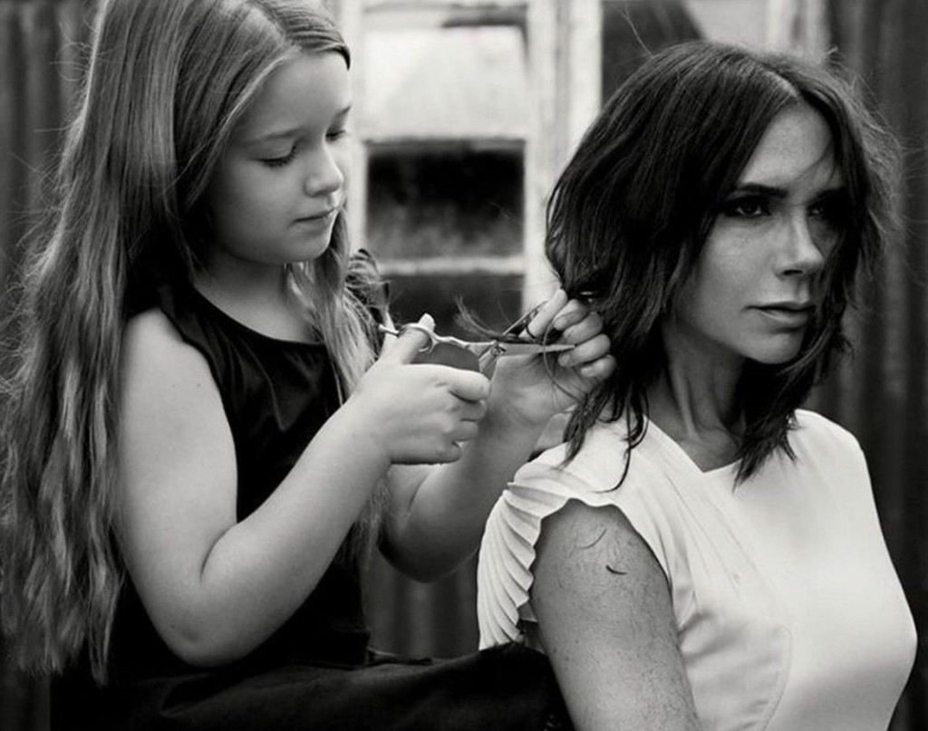 Victoria趁母親節分享女兒哈七為她剪髮的黑白照。