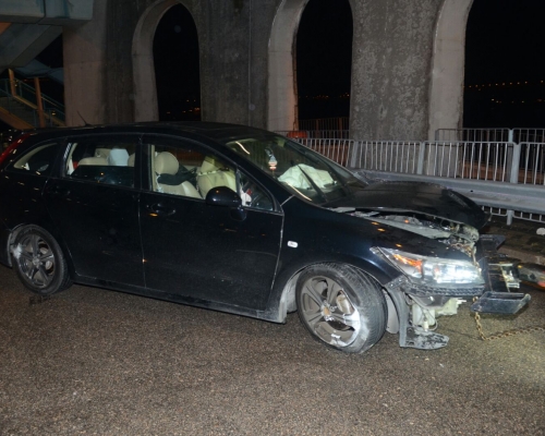私家車在深井迴旋處撞欄。蔡楚輝攝