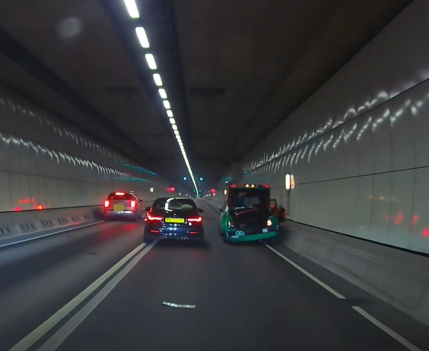 的士司機受傷，幸可自行下車。fb屯門公路塞車關注組影片截圖