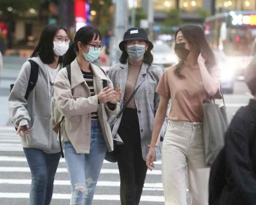 台北街頭上行人都戴上罩。AP
