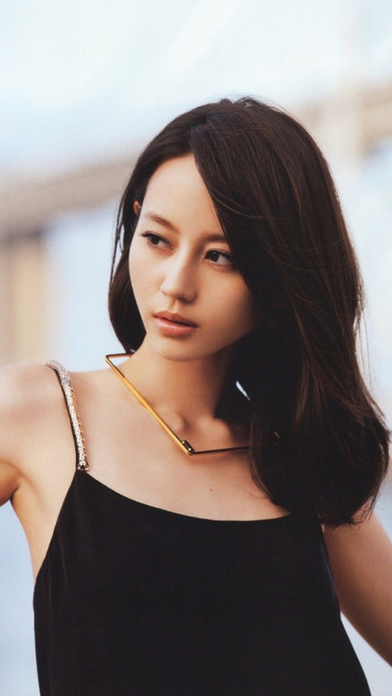 堀北真希在2017年退出演藝圈,亦疑與女社長有關。