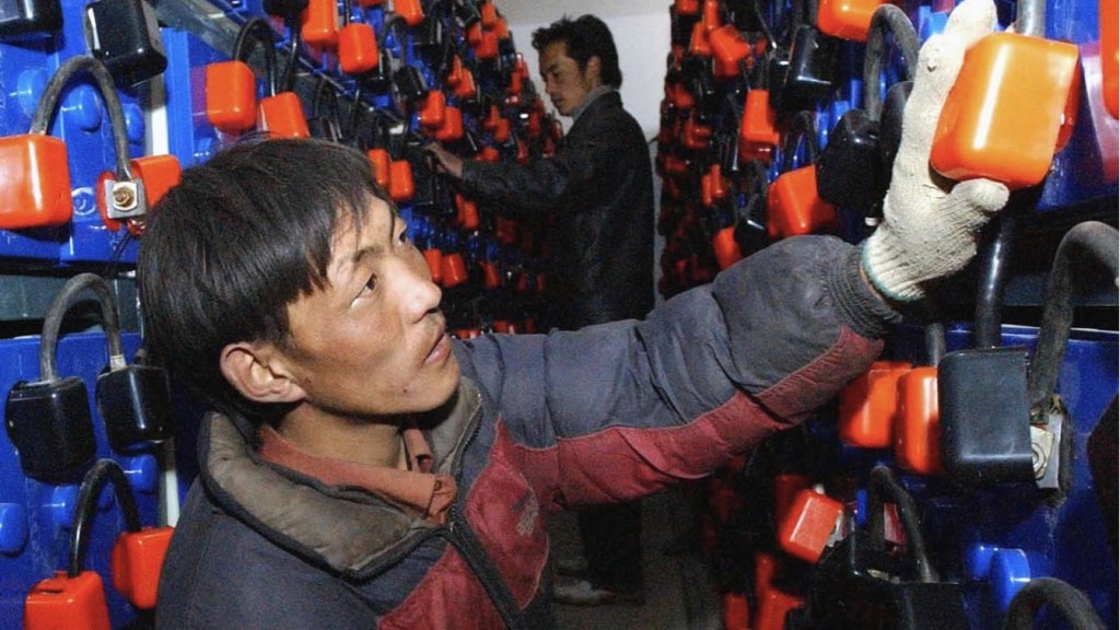 西藏措美縣哲古鎮光伏電站技術人員檢查蓄電池運行情況。 新華社資料圖