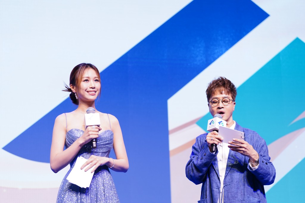 DJ余迪偉和TVB新晉小花兼「東張女神」何沛珈（左）擔任司儀。