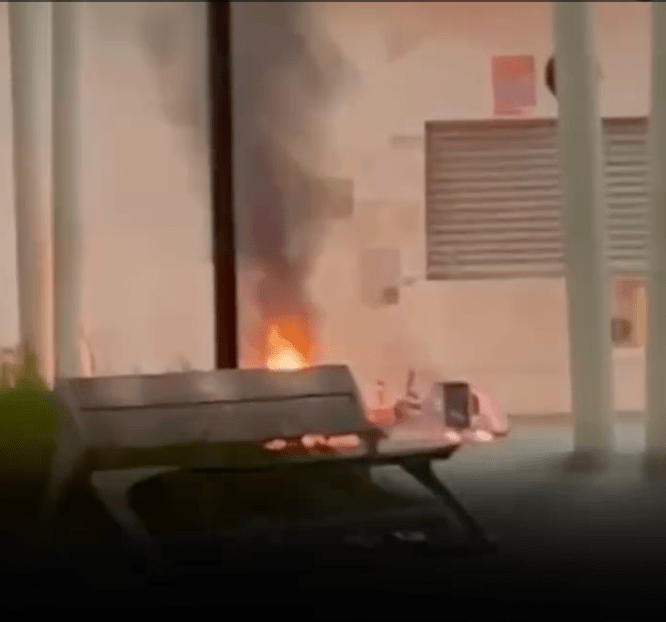 從網上影片可見，單車燃燒時至少3名青少年在旁，火勢一度猛烈，火光熊熊照亮周邊街道。THREADS@hihihihihiiiihiihhiiiii