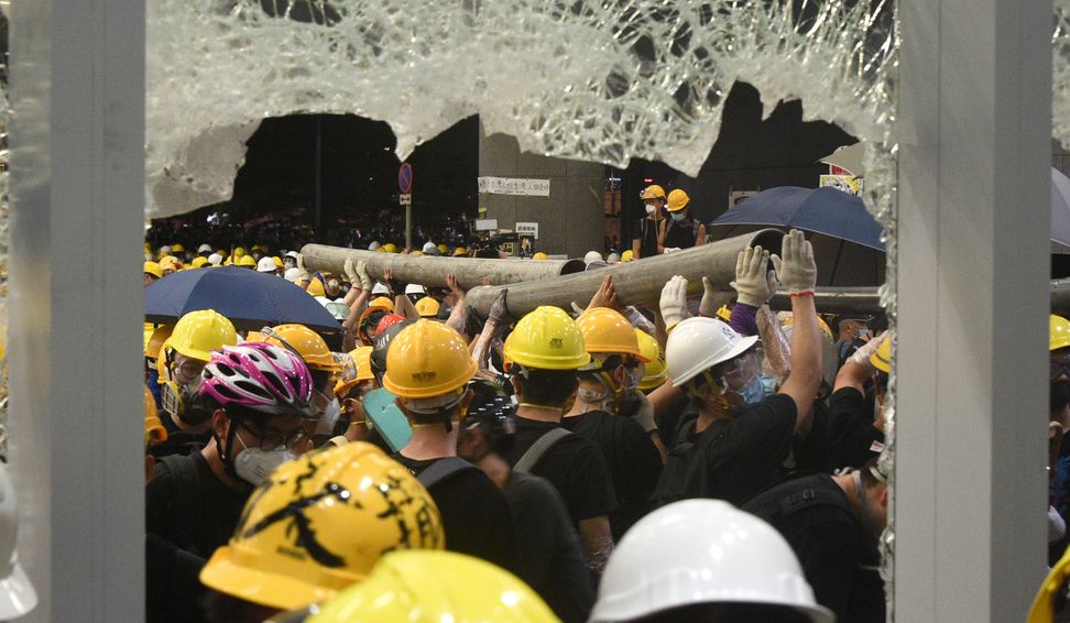 示威者破壞立法會玻璃。資料圖片