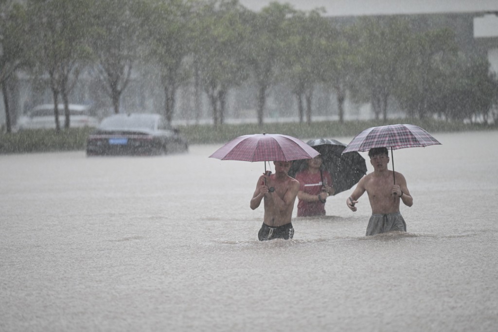 當年鄭州、新鄉等多地遭遇暴雨造成重大人員傷亡及經濟損失。