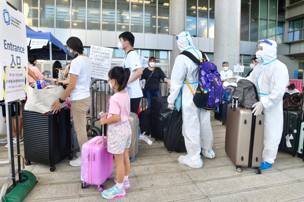 政府呼籲旅客改於今日下午3時後的非繁忙時段過關，以免因大量旅客聚集而需長時間等候。