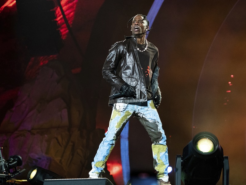 目擊者指當Travis Scott 出台時台下觀眾情緒高漲向前擠擁肇禍。AP