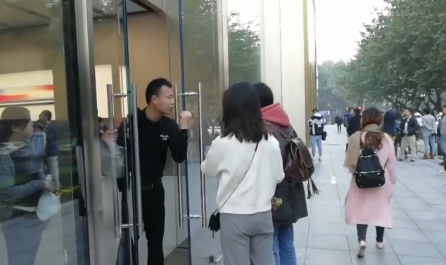 有民眾向工作人員查問,能否直接進入。
