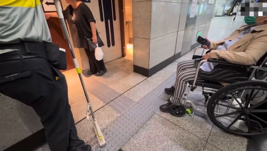 女民眾在門外等候太久，拍門摧促。新京報