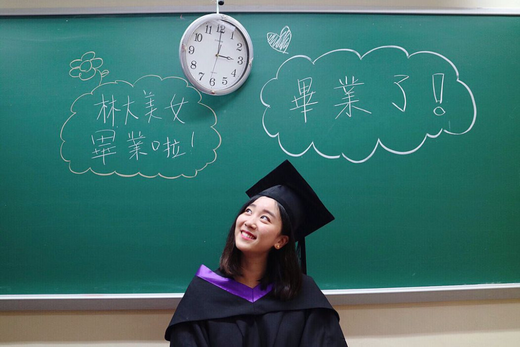 鍾慧冰女兒林靜莉畢業於香港樹仁大學新聞與傳理學系。