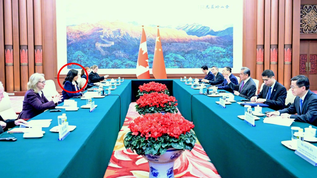 外交部长王毅今日（15日）在北京会见加拿大外长阿南德（红圈）。 微博＠外交部