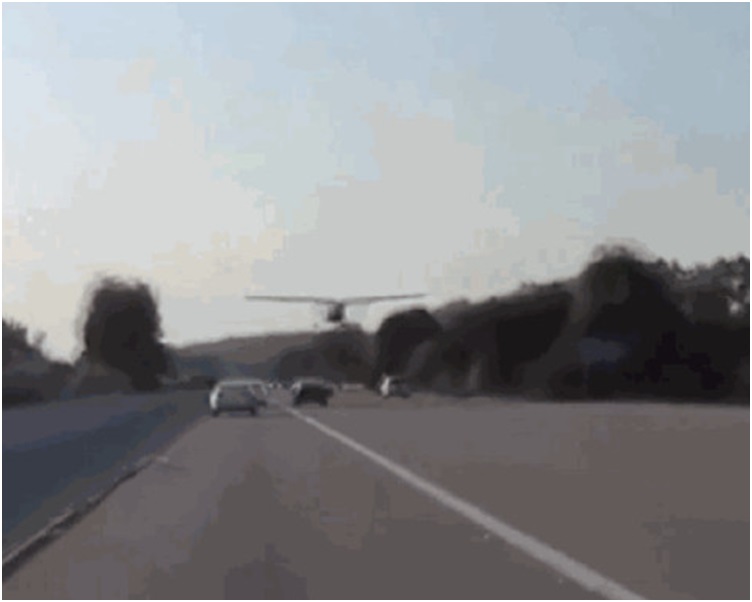 小型机在公路上紧急降落幸有惊无险。网图