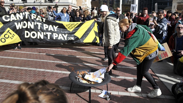英國連日有民眾示威抗議物價上漲，有人更發起拒交帳單運動。AP圖片