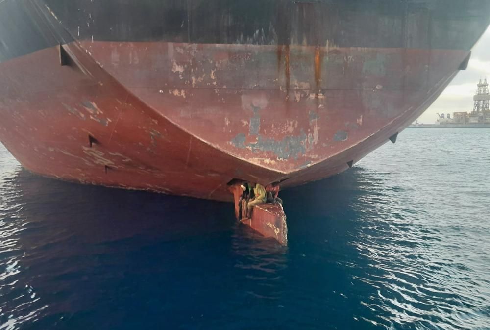西班牙海上巡邏人員發現三名男子坐在船尾底部的船舵上。AP