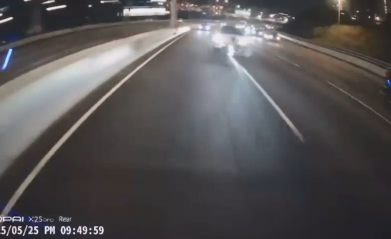 白色Tesla私家車撞向前方的電單車。網上片段截圖 白色Tesla私家車撞向前方的電單車。網上片段截圖